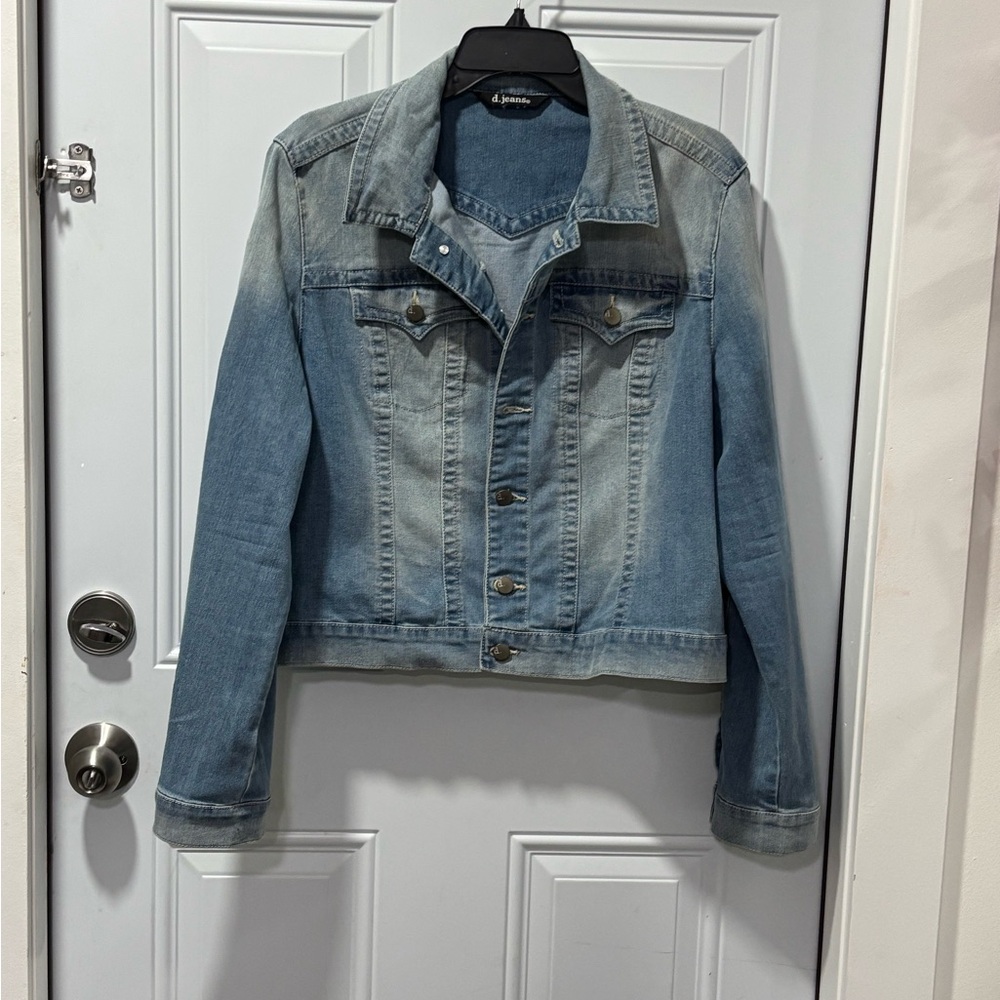 d. jeans Blue Jean Jacket with Cropped Style and Two-Tone Design